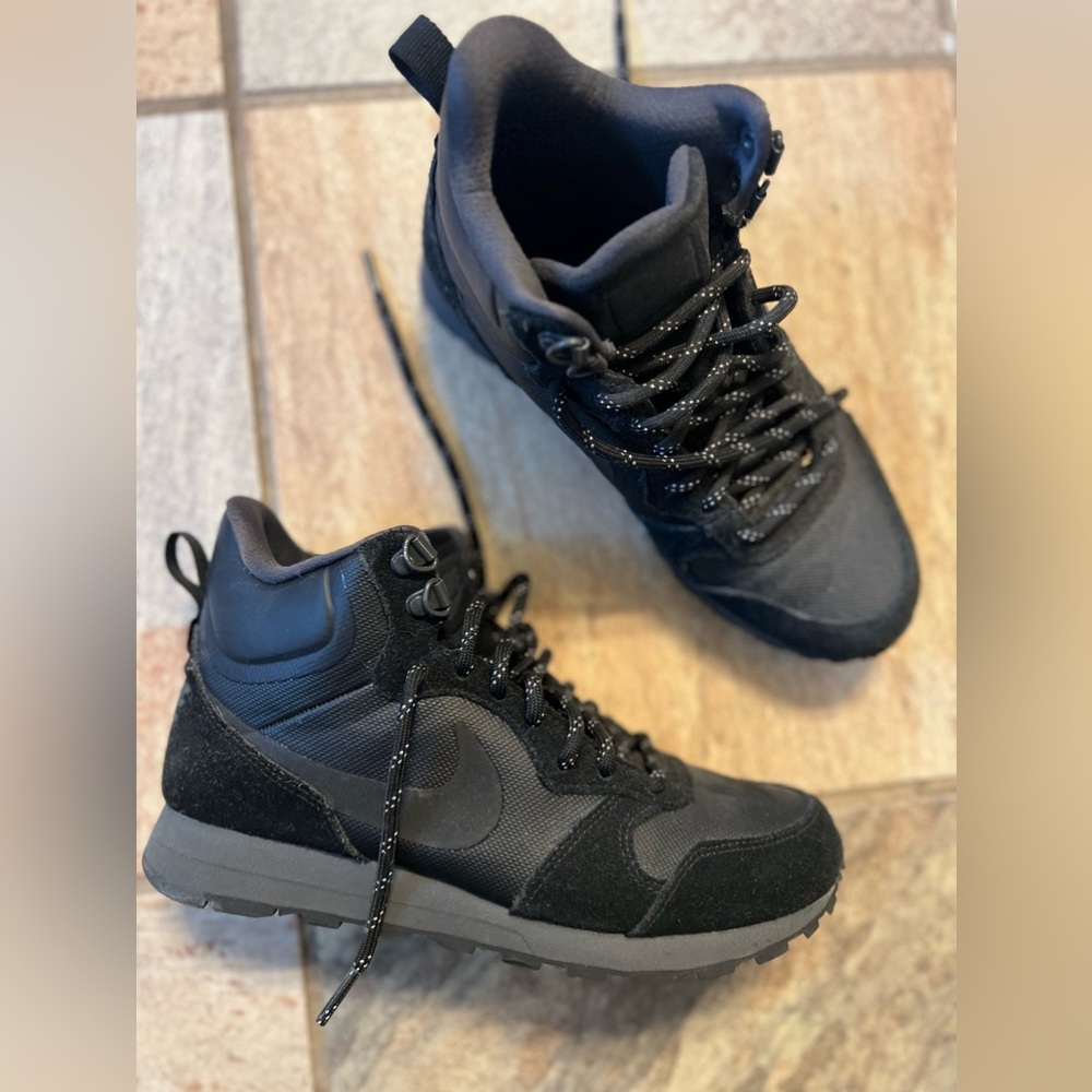 Women’s Nike boots (Reposhed)